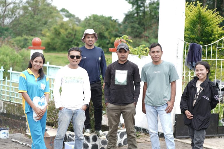 Dinas Sosial Manggarai Gelar Aksi Bersih Taman Makam Pahlawan di Karot Sambut Hari Kemerdekaan