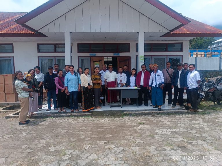 Serah Terima Barang Bantuan kepada Karang Taruna dan Kelompok Warsosek oleh Dinas Sosial Kabupaten Manggarai